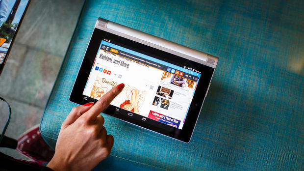 　「タブレット」と「ハンズフリー」という言葉を同じ文章の中で目にすることは少ないが、Lenovoの「YOGA Tablet 2」の革新的なデザインはまさにそれだ。

　ここでは、YOGA Tablet 2を写真で紹介する。

関連記事：レノボ「YOGA Tablet 2」レビュー