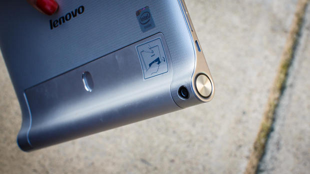 　Lenovoは、電源ボタンの近くにある背面の8メガピクセルカメラを使用するときは、キックスタンドをしまうことを推奨している。