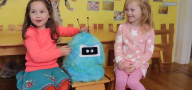 Romibo

　「Romibo」は教育と自閉症研究のために設計されたソーシャルロボットだ。この小さな教育用ロボットには、不安を小さくし、対話を増やす能力があり、子供たちと関与して社交スキルの習得を助ける。このロボットは「iPad」で制御されており、インターネットに接続して物語をダウンロードし、共有することができる。