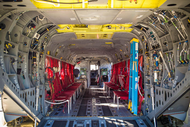 内部の主機室

　主機室は完全武装の兵士を33名収容することができる。

　医療救助の際は、24台の担架を収容可能だ。