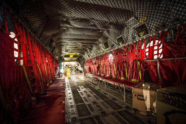 メインの貨物倉

　Chinookは主に貨物や人員の輸送任務向けに設計されたヘリコプターで、兵士、火器、弾薬、燃料、補給品の輸送に使用される。

　二次的な任務として、医療救助、災害救助、捜索救助に使用されることもある。