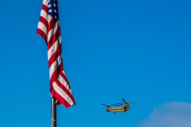 飛び去るChinook

　2015年2月9日に開催された入隊式典で、2機のChinook（CH-47FとCH-47D）がストックトン陸軍航空支援施設の上空を何度か飛行した。