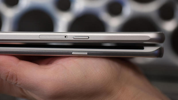 　Galaxy S6（上）はサイドにSIMカードホルダーがある。S6 edgeでは上部に付いている。