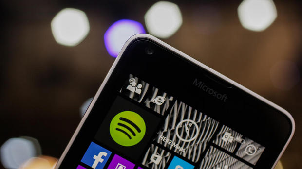 　現時点では、「Windows Phone 8.1」を搭載しているが、2015年中に「Windows 10」にアップグレードする予定だ。