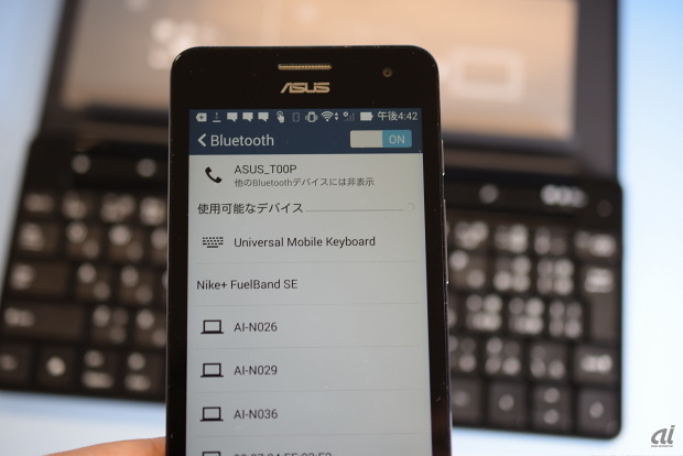 　Androidスマートフォンでも同様に試してみた。Bluetoothをオンにすると「使用可能なデバイス」として表示されるので、「Universal Mobile Keyboard」を選択する。iPadの時と同様にペアリングの数字入力を求められるので、入力すると接続完了だ。