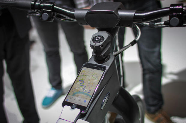 　2モデルの自転車は、Appleの「iPhone 6」と連携するように設計された。写真は、自転車に取り付けられたiPhone 6が、道順を示しているところ。