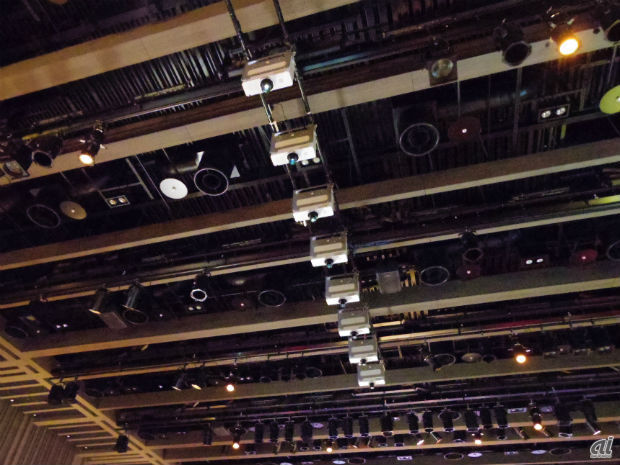 　料理の映像は天井に設置されたプロジェクタから映し出されている。