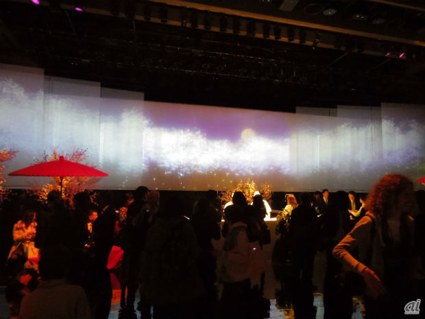 　会場内奥には約20mのスクリーンに桜の映像が映し出された。