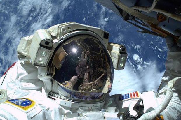 2015年に撮影された宇宙遊泳中の自撮り写真

　Buzz Aldrin氏は1966年に宇宙空間で初の自撮り写真を撮影したと主張して問題ないであろうが、このトレンドは今も続いている。宇宙飛行士のBarry "Butch" Wilmore氏は2015年2月、国際宇宙ステーション（ISS）の外でケーブルを引いているときに、この写真を撮影した。この自撮り写真は米航空宇宙局（NASA）のFacebookページで大きな注目を集め、5万4000件以上の「Like」（いいね！）を獲得した。