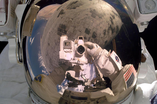 スペースシャトル修理中に撮影された自撮り写真

　宇宙飛行士のSteve Robinson氏は2005年、スペースシャトル「Discovery」の船体の下で修理作業を行うため、船外に出て行った。同氏は熱シールドから突き出ていた部品をいくつか取り除いたが、宇宙空間でこの自撮り写真を撮影することも忘れなかった。バイザーに熱シールドが反射している。