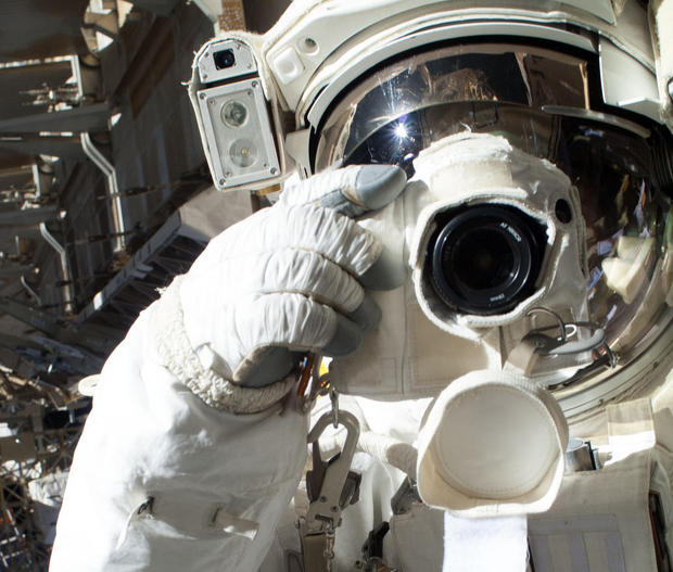 カメラが主役に

　宇宙飛行士のChris Cassidy氏は2013年7月16日、宇宙遊泳中にこの素敵な自撮り写真を撮影した。デジタルスチルカメラが同氏のバイザーの大半を覆っている。背景に写っているのはISSだ。