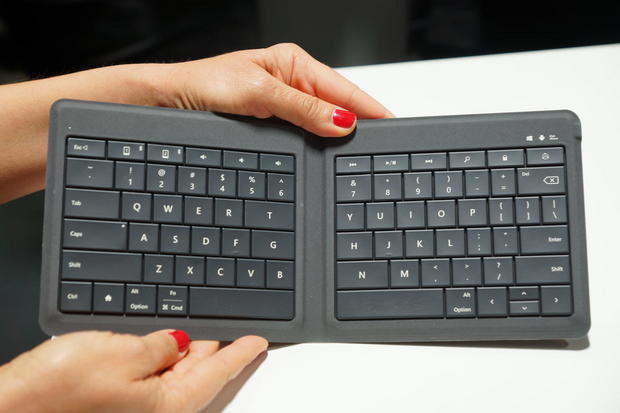 　バルセロナ発--ディスプレイ上のキーボードを打つ親指を休めて、本格的な入力作業をする必要がある時は、Bluetooth対応の新しい「Microsoft Universal Folding Keyboard」を使えば良い。