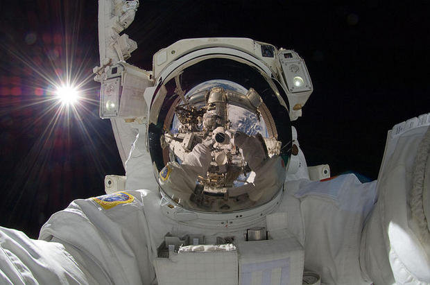 宇宙空間で撮影された自撮り写真の背景に広がる虚空

　ISS第32次長期滞在クルーの一員だった宇宙航空研究開発機構（JAXA）宇宙飛行士の星出彰彦氏は2012年、6時間以上に及んだ宇宙遊泳中にこの自撮り写真を撮影した。肩の上に見えるレンズフレアのような光は太陽である。