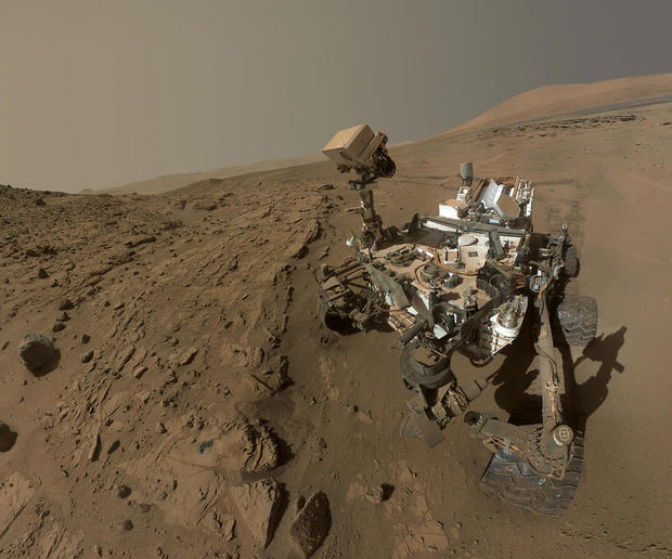 火星での自撮り

　宇宙空間で自撮りをするようになったのは人間だけではない。NASAの火星探査機「Curiosity」は2014年、初めて火星年（約687日）で滞在1周年を迎えたことを記念して、火星の地表からこの自撮り写真を撮影した。NASAは何十枚もの写真を合成して、1枚の写真を完成させた。撮影時、Curiosityは「Windjana」と呼ばれる場所にいた。