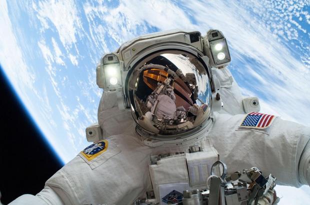 青い地球を背景にした自撮り写真

　NASA宇宙飛行士Mike Hopkins氏の後ろに写った地球の曲線は、2013年12月24日に撮影されたこの自撮り写真の背景を印象深いものにしている。Hopkins氏は第38次長期滞在のメンバーで、ISSのポンプモジュールを交換するための宇宙遊泳に参加した。