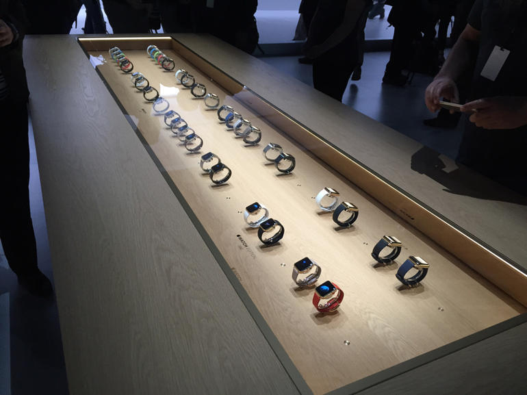 Appleは、自社スマートウォッチを直営店舗で専用のケースに入れて展示する予定だ。