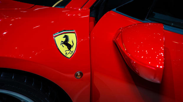 　存在感のある「Ferrari」のエンブレム。