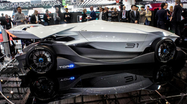 　電気自動車Torqは、モーター4基と1212ポンド（約549.8kg）のリチウムイオンバッテリパックを使用する。総重量はわずか1000kgだ。