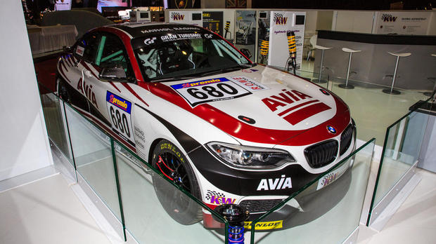 AVIAの「BMW 235i」ラリーカー

　レース用サスペンションメーカーのKWは、ジュネーブでAVIAのBMW 235iラリーカーを披露した。