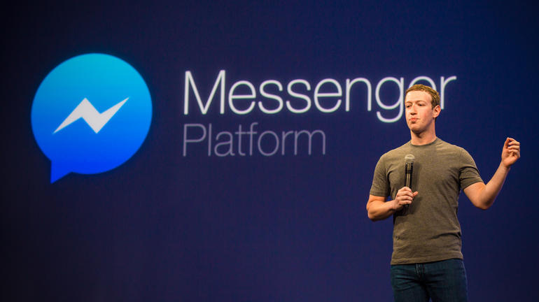 サンフランシスコで開催のF8開発者会議に参加した多数の開発者に訴えかけるFacebookのCEOであるMark Zuckerberg氏