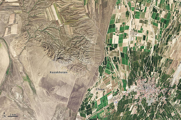 中国とカザフスタンの国境線

　多くの国境線は現実の世界では目に見えないが、LandSat 8が中国とカザフスタンの国境線を撮影したこの写真のように、はっきりと視認できるものもある。中国は、13億人という膨大な人口に食糧を供給するため、国土を可能な限り農地に変えている。農作物は宇宙からもはっきりと見える。
