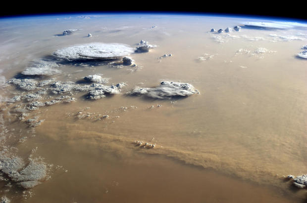 サハラ砂漠の嵐

　この世のものとは思えない。ハリウッドのSFシーンのCGIかと見まがうほどだが、この画像は実はサハラ砂漠の嵐で、リビア上空を通過するISSから撮影された。
