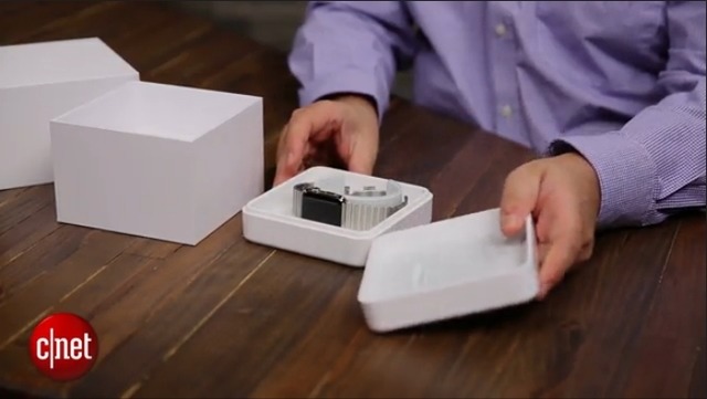 　ボックスを開けたところ。Apple Watchが収まっている。レビューを執筆するために実はパッケージを既に開封していたことを告白するStein記者。だが、同梱物がどのようになっているかをおおよそ知ることはできるだろう。