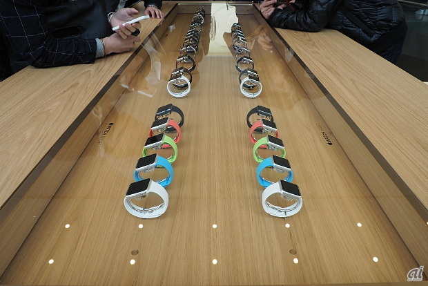 　Apple Watchの展示台。左が42mm、右が38mmで、手前からApple Watch Sport、Apple Watch、Apple Watch Editionの順に並べられている。ガラスのショーケースではあるが、Apple Watchを間近に見られる。
