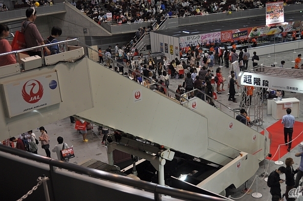 　日本航空（JAL）のステップカーが、イベントホールのアリーナと客席をつなぐ「超階段」。