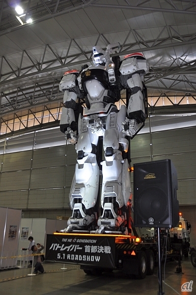 　個性的なロボットを集めた「超ロボットエリア」。まずは5月1日にロードショーとなる「THE NEXT GENERATION パトレイバー　首都決戦」より、実物大98式AVイングラム。