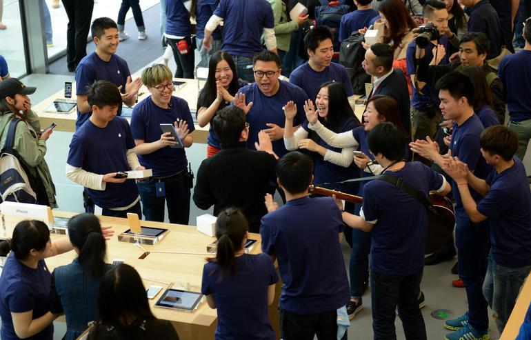中国の杭州で現地時間4月24日に開店したApple Storeで来店者を迎える店員