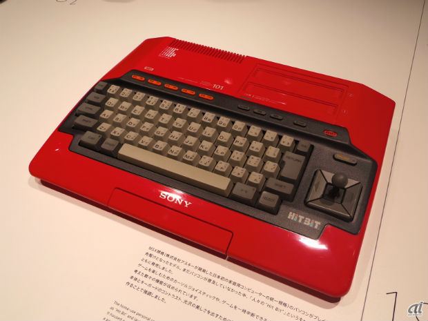 　MSX規格のパソコンがブレイクする先駆けとなった、1984年登場のパーソナルコンピュータ「HB-101」。カーソルジョイスティックやポーズボタンなども設けられているとのこと。