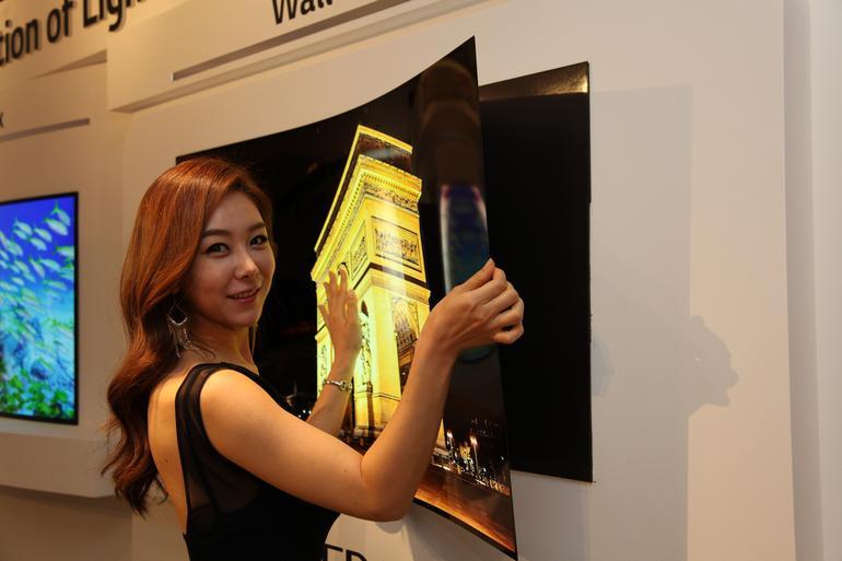 LGが現地時間5月19日に開催のイベントで公開した「壁紙」のように薄いテレビ
