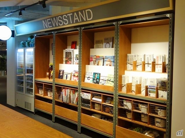 　フリーアドレスエリアには、駅のプラットフォームにあるキヨスクをイメージした、「NEWSSTAND」が設けられています。