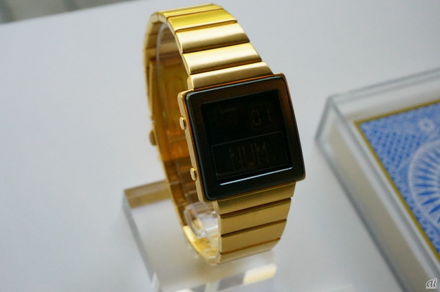 　マジシャン前田知洋氏が考案した5種類のクロースアップマジックを搭載した世界初の時計「MGC-10」（2006年）。頭に浮かべた数字を時計が当てるといったことができる。トランプ付き。価格は1万円～1万2000円。