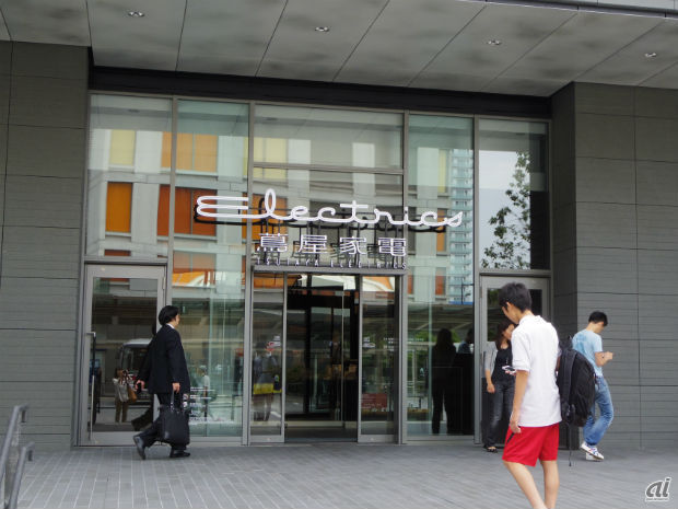 　代官山 蔦屋書店や湘南T-SITEなど、ライフスタイルを提案する書店を展開するカルチュア・コンビニエンス・クラブ（CCC）が、家電量販店「蔦屋家電」を5月にオープンした。場所は大規模な再開発が進む東京・世田谷の二子玉川駅近くの「二子玉川ライズ・ショッピングセンター・テラスマーケット」内。店内にはカフェのほか、ボタニカルショップ、インテリアショップなども併設する蔦屋家電を写真で紹介する。

　蔦屋家電の1階入口。2フロア構成で、1階がデジタルカメラ、スマートフォンなどのモバイル機器と、テレビやBDレコーダー、オーディオなどのAV機器。2階に調理家電や美容家電、掃除、洗濯機などの白物家電をそろえる。開店時間は朝9時から夜23時まで。