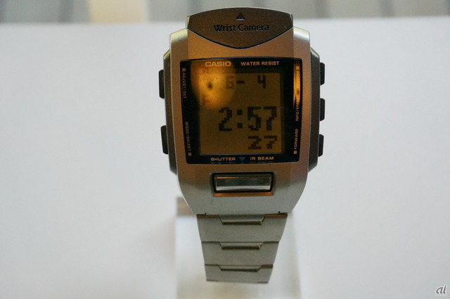 　世界初の腕時計型デジタルカメラ「WQV-1」（2000年）。価格は2万2000円～2万5000円。
