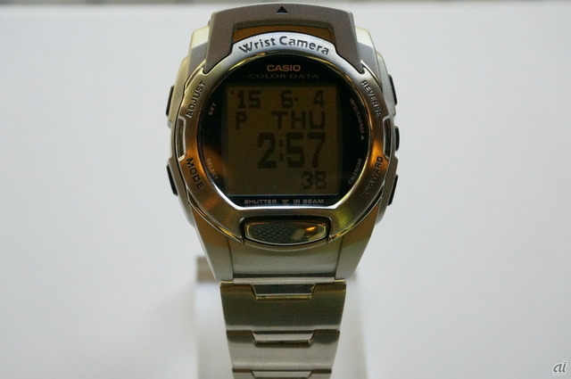 　カラー撮影ができる腕時計型カメラ「WQV-3」（2001年）。価格は3万3000円。