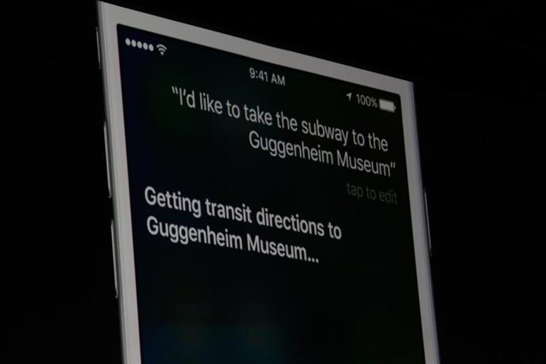 SiriとAppleのMapsは協力して、乗り換え案内を示してくれる。