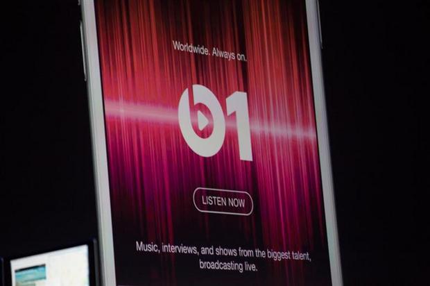 　Apple Musicの中で、新しいラジオステーション「Beats 1」が開局する。Beats 1は、世界の異なる場所にいる3人のDJによって24時間運営される。最初の1人は、Radio OneのDJだったZane Lowe氏で、ロサンゼルスから配信する。著名DJのEbro Darden氏とJulie Adenuga氏も参加する。