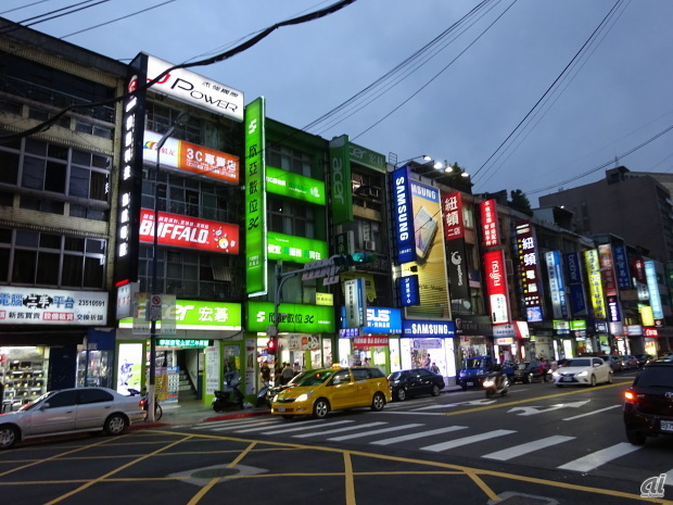 　台湾の秋葉原とも言われる、小さい店舗がひしめく台北の光華商場、八徳商圏エリア。一昔前の秋葉原ラジオ会館ような雰囲気で、ちょっとなつかしい感じもする。そんなエリアに登場した。