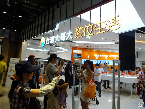 　台湾のauとも言われる台湾モバイルの店舗。実際ここでLTEのプリペイドSIMを契約した。旅行者でもパスポートがあれば契約できる。