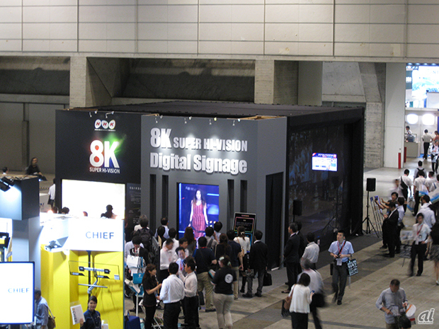 　会場内には8Kのデジタルサイネージを集めた「8Kサイネージシアター」を設置。一般社団法人デジタルサイネージコンソーシアム、NHK、NHKエンタープライズが出展した。