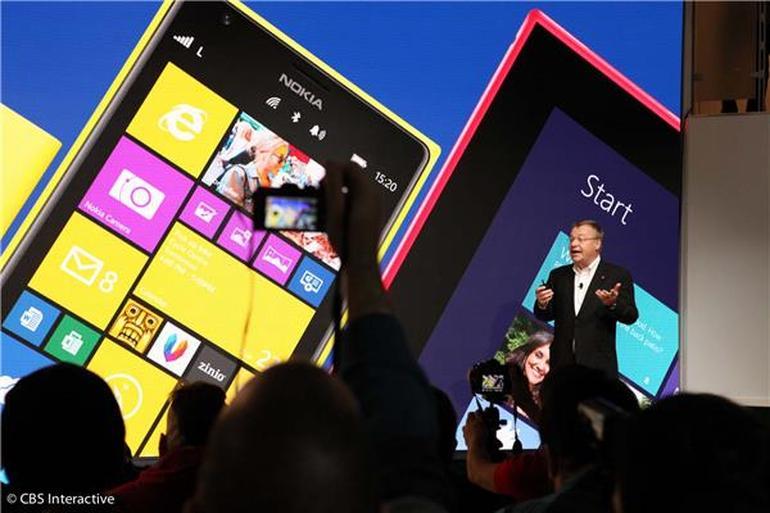 Microsoftを去るStephen Elop氏。写真は2014年のイベントでWindows Phoneについて語っているところ。あるアナリストは、Microsoftの組織再編には「モバイルに対する姿勢を変えるという同社の決意」が表れているという。