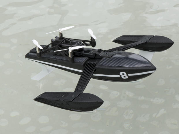 　空と水に挑みたいユーザー向けの「Parrot Hydrofoil」は、クアッドコプターと取り外し可能なフローティングベースを組み合わせたモデルだ。フローティングベース上のヒンジ付きマウントにコプターを取り付けて、プロペラを回す。
