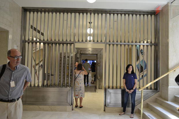 「iVault」

　元からあった大理石の階段を降りると、銀行時代に設置された金庫室（Vault）が顧客を出迎える。金庫室はVIPショールームに改装された。
