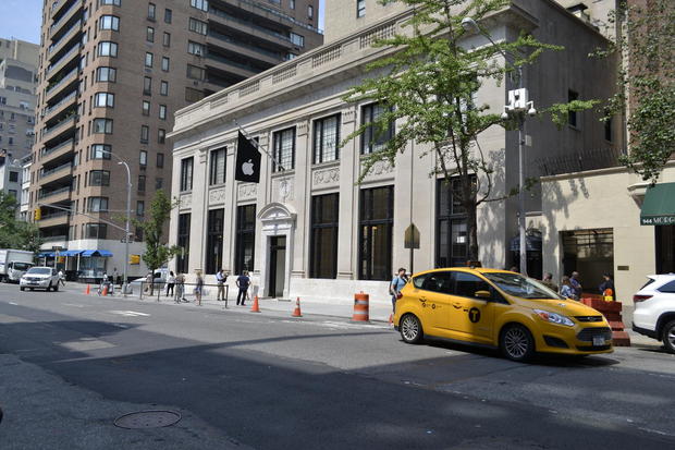 　Appleは米国時間6月13日、ニューヨークのマディソン街にApple Storeの新店舗を開店した。築93年の旧銀行の建物を改装し、当時の内装が再現されている。オープン直前の同店舗を写真で紹介する。

古い建物を改装

　グランドオープンに先立って6月11日に開催されたメディアイベントで、Appleの大ニューヨーク担当マーケットディレクターのJason Barlia氏が語ったところによると、同社は長期にわたってアッパーイーストサイドでApple Storeにふさわしい建物を探し続け、マディソン街940番地でその物件を見つけたという。通りを挟んだ真向かいには、ホイットニー美術館の跡地がある。

　Apple Storeのすっきりとした現代的な店舗デザインを、サムスンやMicrosoftが部分的に取り入れているなか、Appleの小売店舗での売り上げは伸び悩んでいる。Appleはマディソン街店のような店舗によって、さらにユニークなショッピング体験を提供して競合他社の一歩先を進むとともに、高級ブランドというイメージを発信することができるはずだ。
