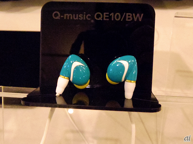 　ホワイト「Q-music QE10/BW」。交換用ケーブルもラインアップする。
