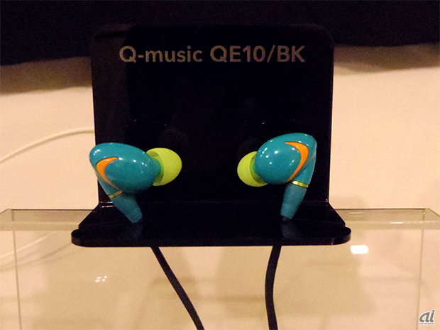 　エントリーモデルながら、MMCXコネクタによるリケーブルにも対応するダイナミック型イヤホン「Q-music QE10」（価格：5500円）。耳かけ装着ができ、耳回りには形状記憶合金を採用することで、安定した装着感を得られるとのこと。ウォーキングやランニング中での使用にも最適としている。ボディカラーは2色を用意。こちらはブラックの「Q-music QE10/BK」。