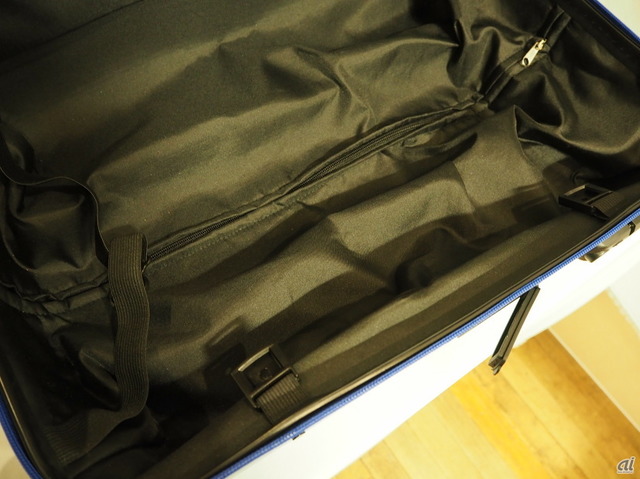 　実際にスーツケースを開いてみたところ。このファスナーを開くと、バッテリが見える。